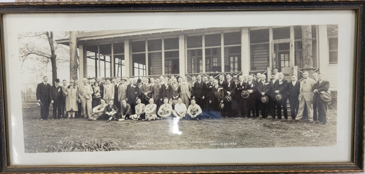 1929 photograph of the Southern Illinois Editorial Association. A large group of white men.