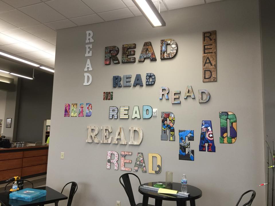 Wall with "read" spelled out repeatedly in various colors and sizes