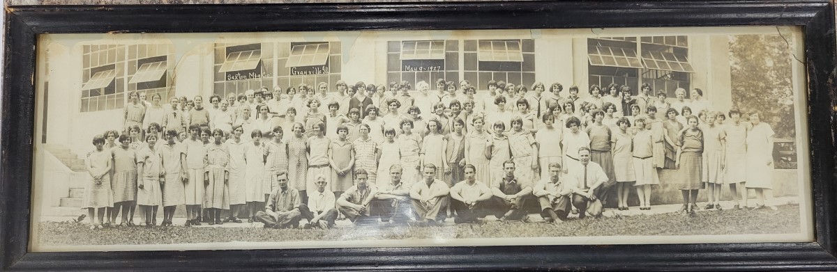 1927 photograph of the Sexton Manufacturing Company, depicting 109 women and 8 men. 